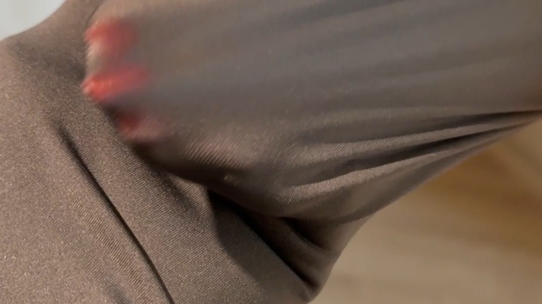 《热恋·缱绻》系列｜当丝袜成为肌肤上的第二层情诗，每一步都是温柔灼烧的告白。