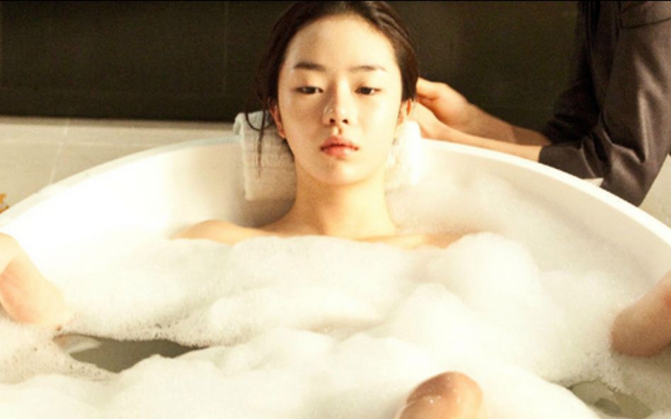 一部韩国式经典伦理佳作《下女》,看完非常压抑