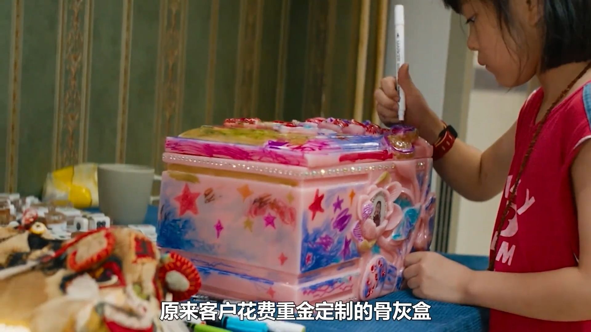 他只是眯一会，就发现客户花重金定制的骨灰盒被画满涂鸦，电影《人生大事》