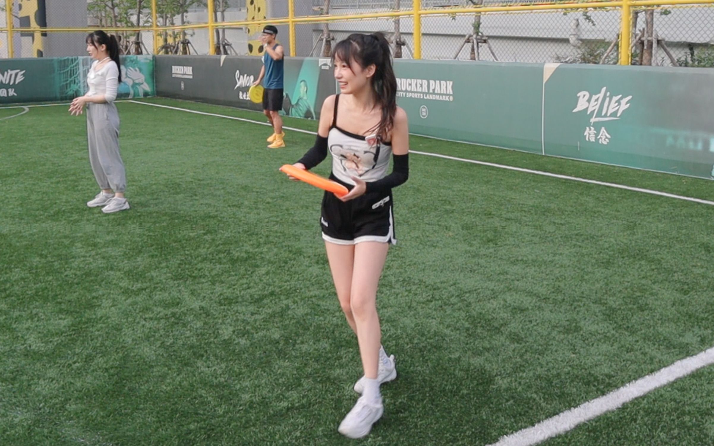 “飞盘，那不是狗玩的吗？”