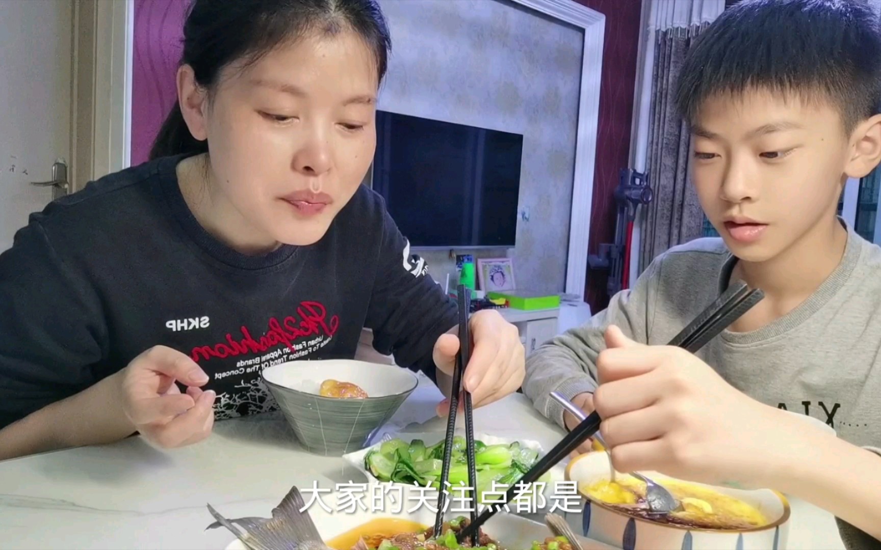母子俩的日常晚餐分享，蒜香鲫鱼，蒸蛋羹，炒青菜
