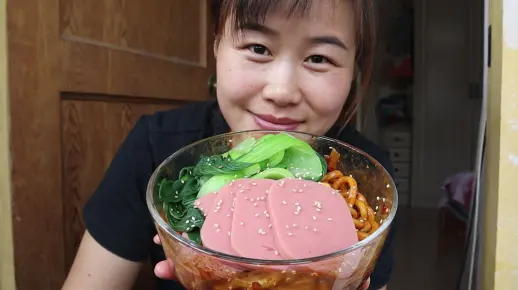 幸福第一次吃成都甜水面，软糯可口，还以为是甜的，最后竟被辣哭