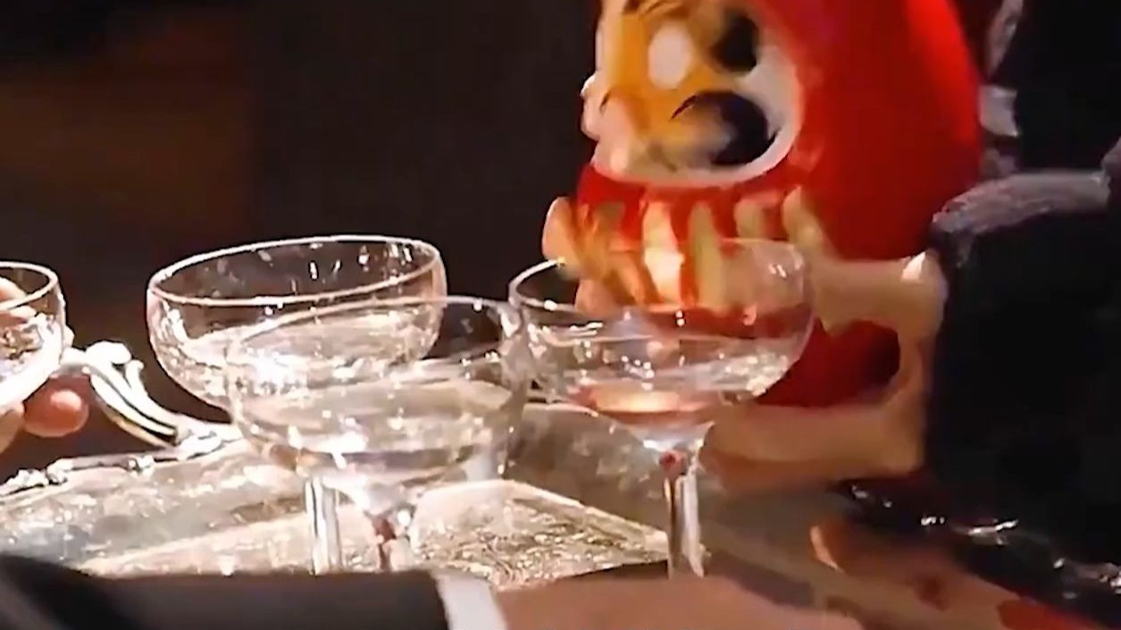 八杯水里有一杯是浓硫酸，只要喝错就会当场毙命，一口气看完《赌命游戏》