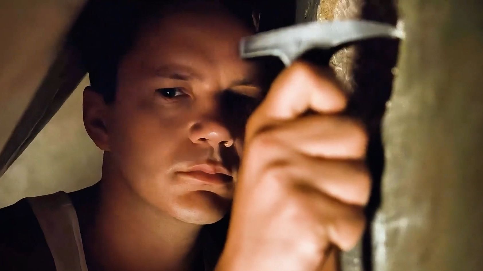 他本想将自己的名字镌刻在墙壁上，没想到一凿就碎《肖申克的救赎》