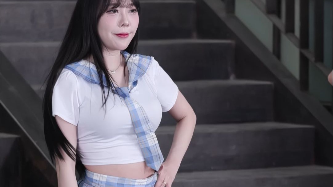 Girl Crush Zia （Banana Girl - Kiss, Kiss）