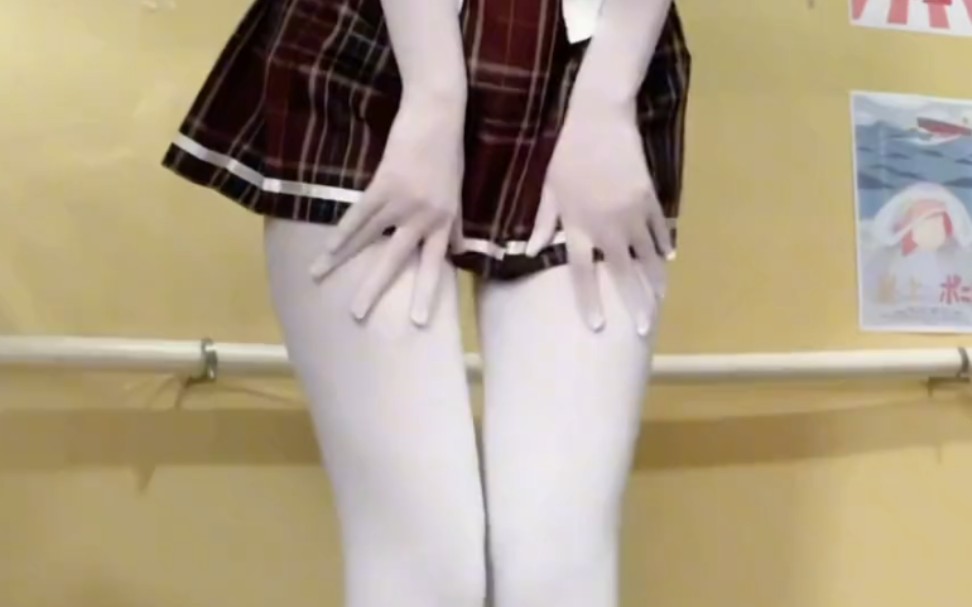 You can always trust white cotton pants.