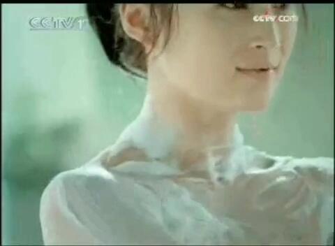 六神清凉爽肤沐浴露，六神花露水广告