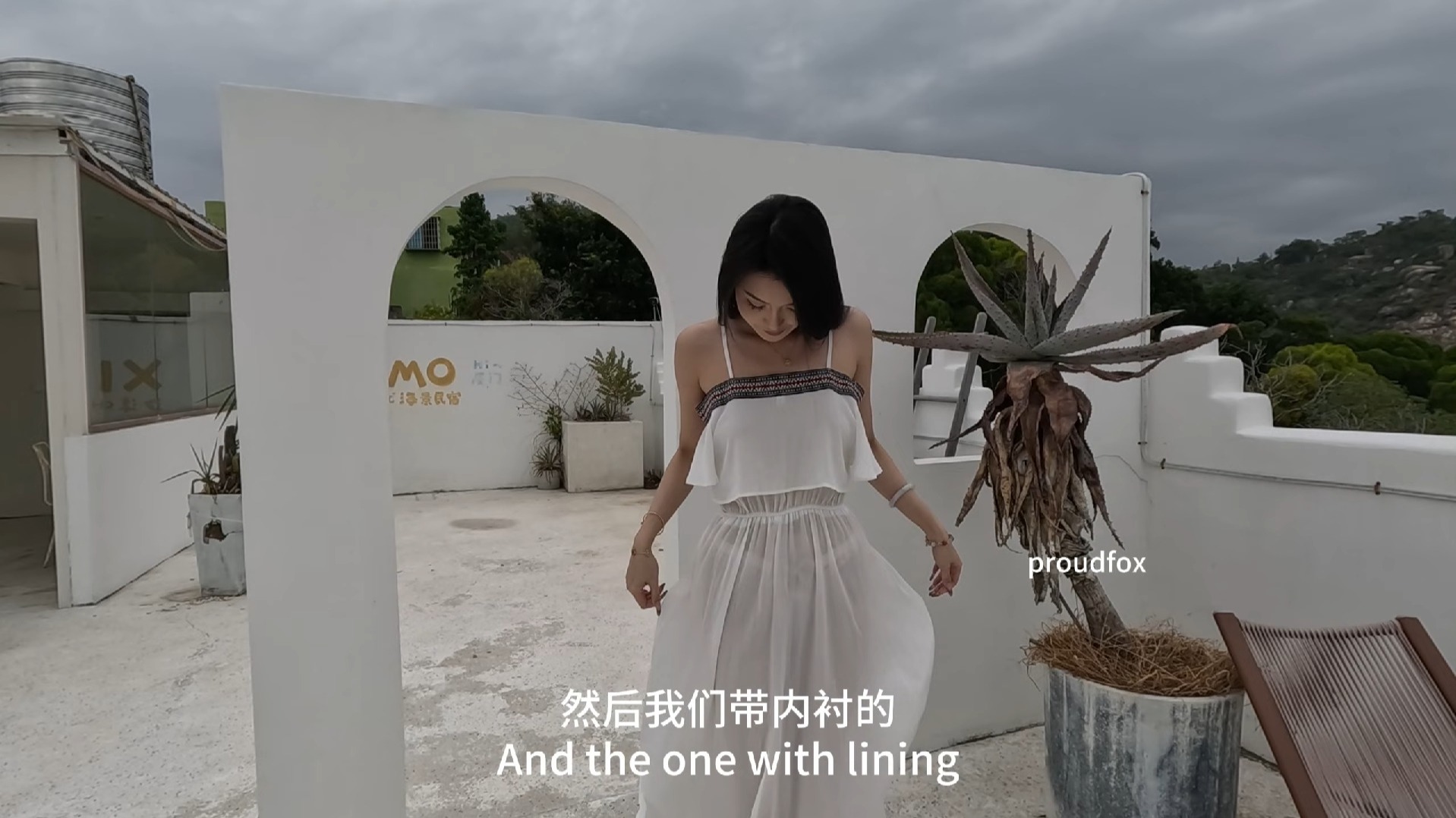 美美大方的小洁，在优美的民宿天台展示我们proudfox独家设计的一款夏季度假风连衣裙