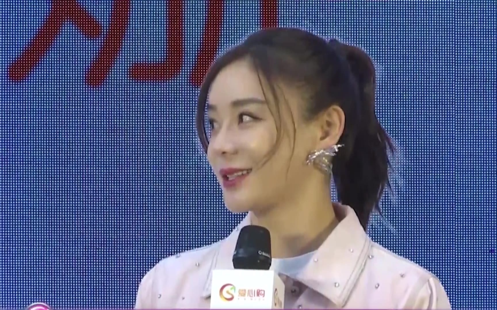 袁姗姗出演扶贫记者罗晋在戏中过了把摩托车瘾