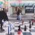 伯尔尼市民的老年生活新颖有趣！走上街头，开启下棋模式！