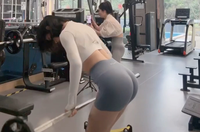 AYA & Lee train rotating back and legs at the gym