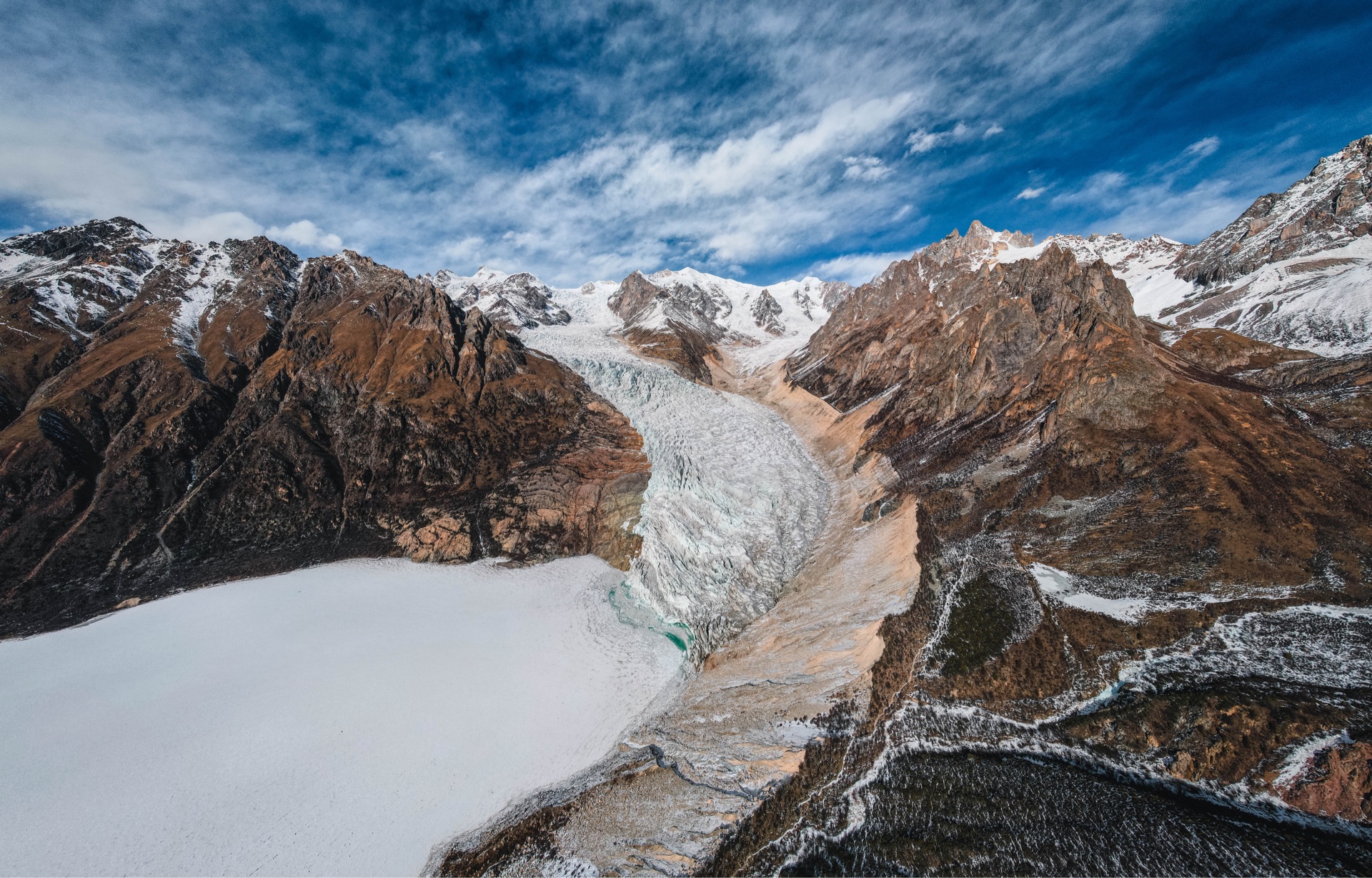 来到布加雪山冰川群的坡戈冰川和足学会冰川：天气理想开车就能达湖边，已知对外开放的几条冰川，大多数游客都能到达，可作为环线游玩~