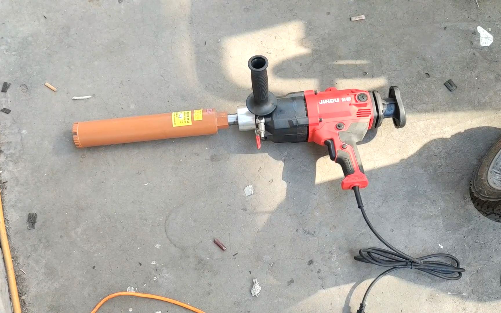 今天是我第一次使用新买的水钻打空调孔，请听我狡辩