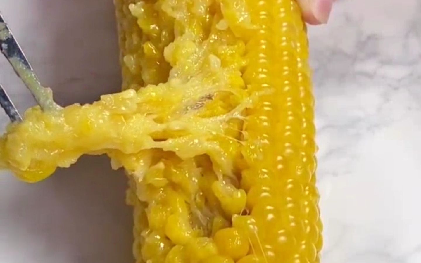 一口下去 嘴被粘住了...