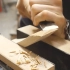 美国木工爱好者做家具，原来是用这个方法把直木板弯成弧度的