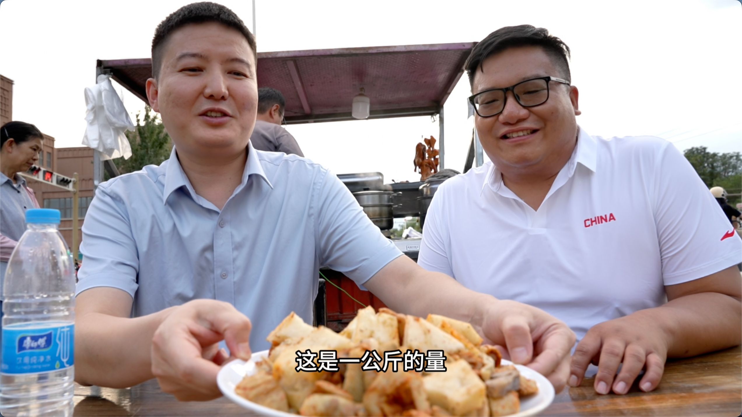 李鬼遇李逵，淡嘴哥路边摊遇到文旅局局长，吃着羊杂碎聊新疆美食