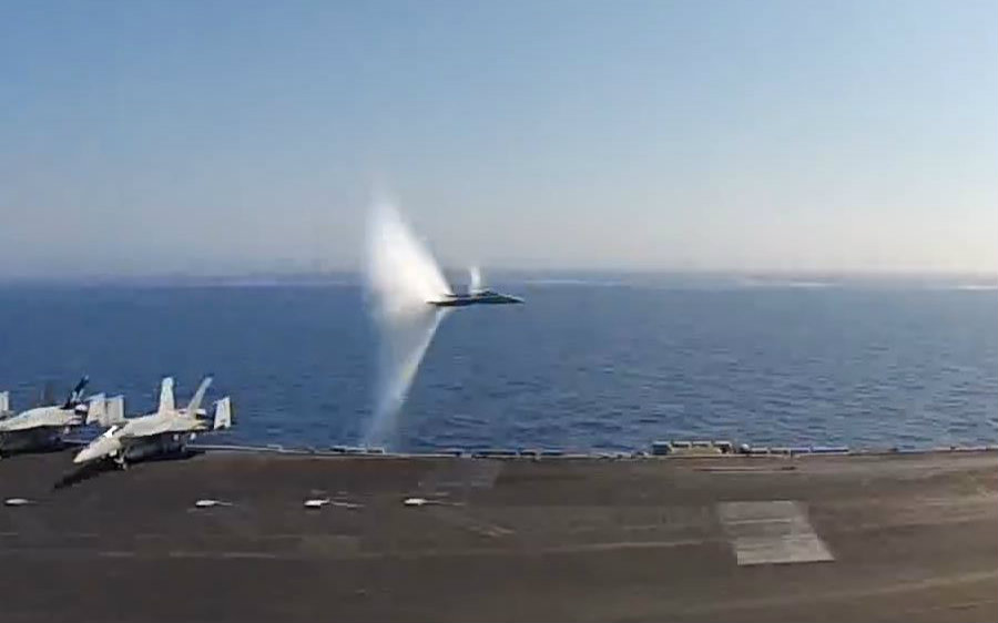 [高清]  F-18E 带着声爆从航母边飞过
