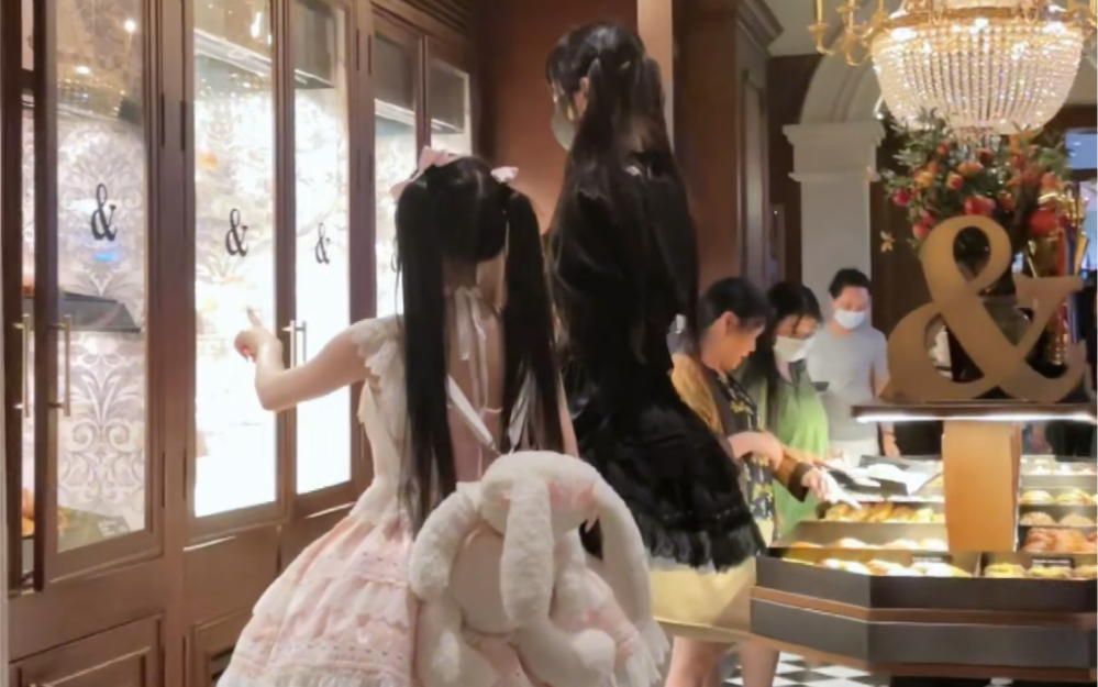 "Sakura, I'll give you my hand.