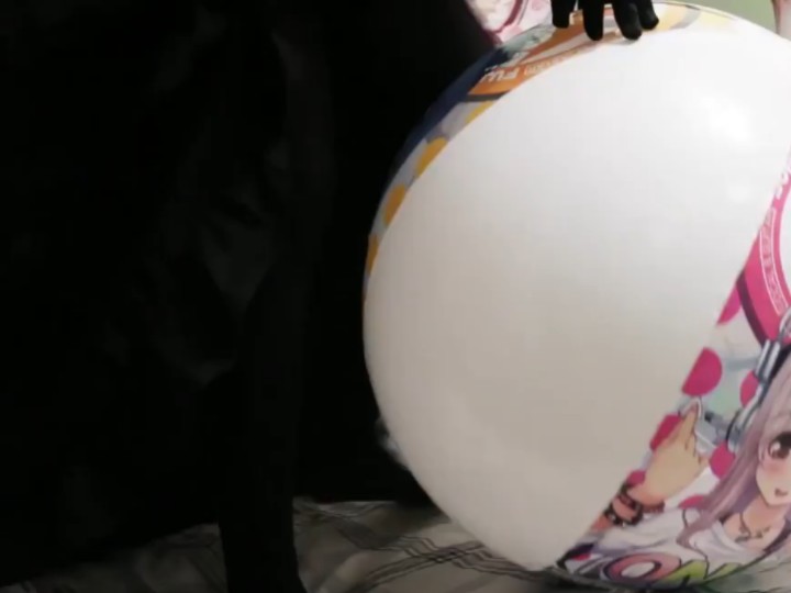Super Sonico beachball bouncing (part 1 of 3)