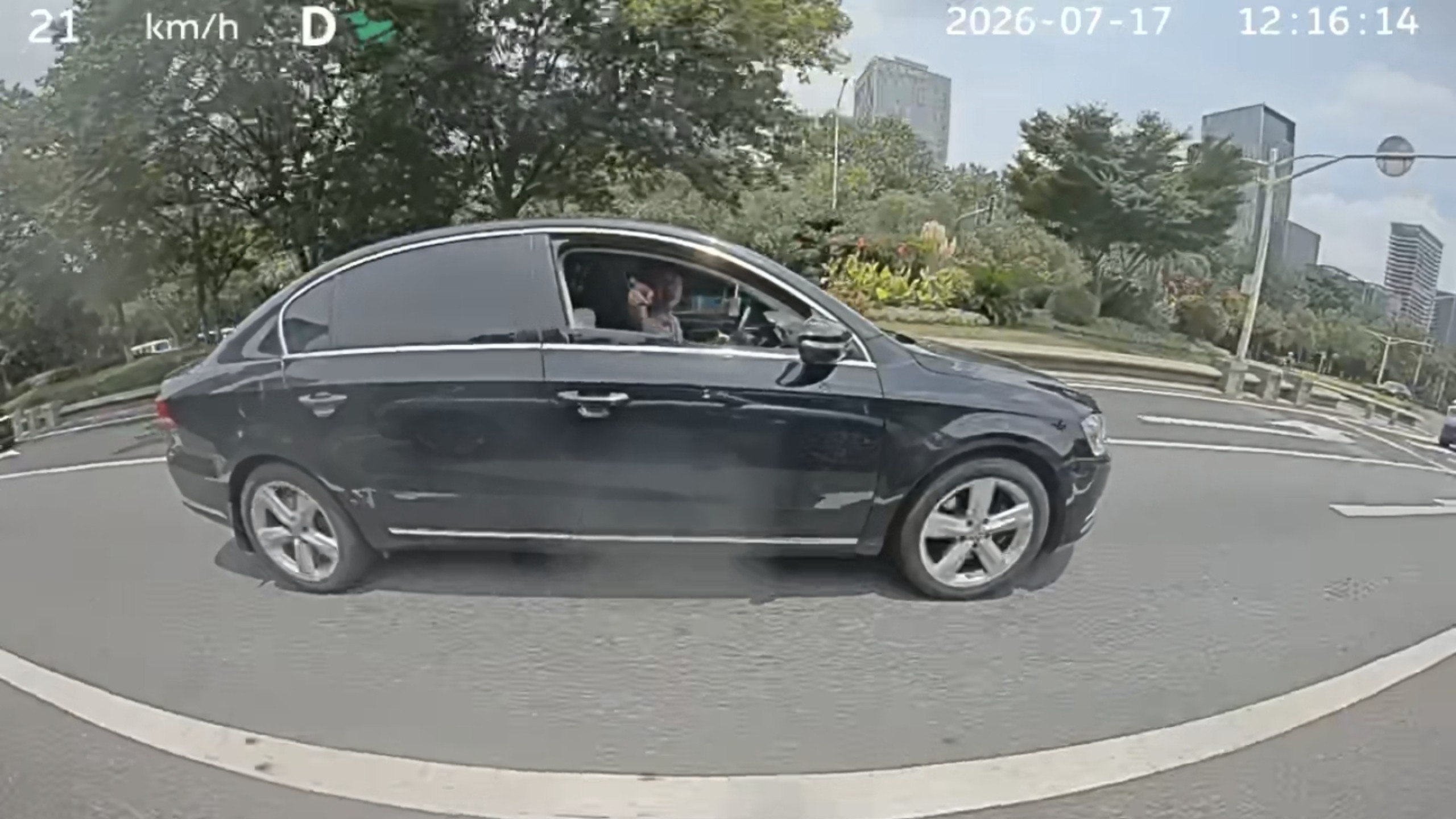 偶遇路怒别车，前倨而后恭，思之令人发笑。