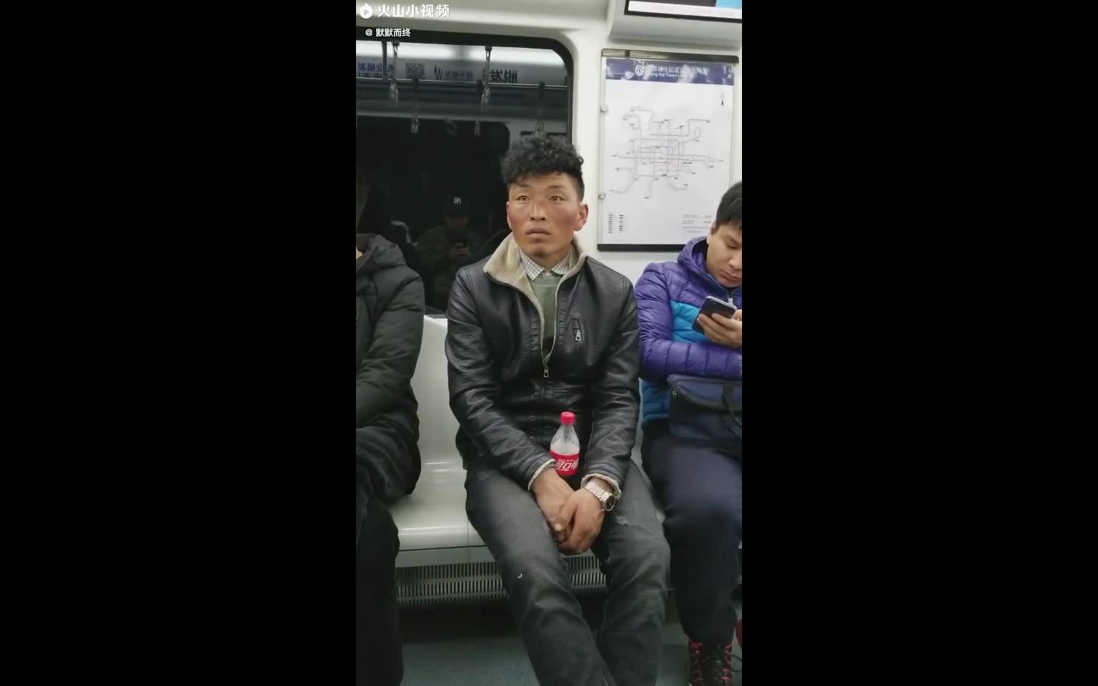 哥们第一次从草原到大城市坐地铁表情里面满满的都是故事