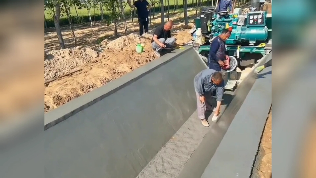 沟渠成型机厂家 水渠建设混凝土现浇成型机 路边沟一体建造滑模机