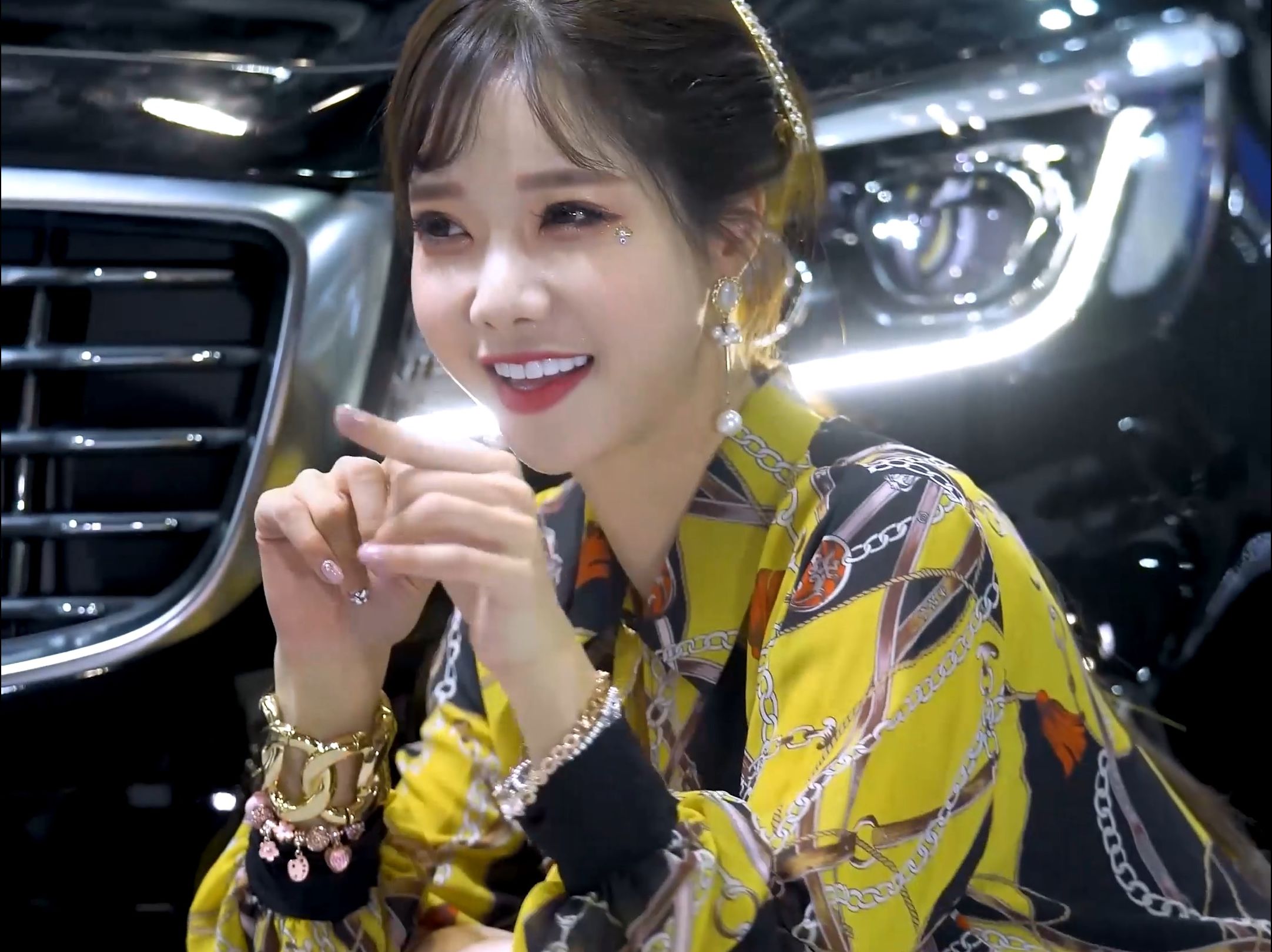 Miss Han MinYoung's Slim Wrap Skirt Outfit