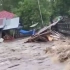 印尼两栋房屋被洪水冲走