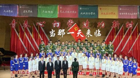 贝贝2025年演出后台与粉丝合影，状态轻松