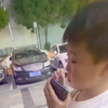 小男孩捡到没有密码锁的手机～上演了正确的处理方式。找到失主 ， 拾金不昧的好孩子