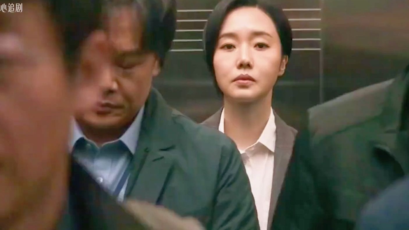 “女人在乘坐电梯时发现了不对劲，身边的同事可能并不是人，而是披着人皮的怪兽！”《灰色部队》