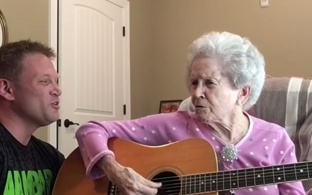 每天和80多岁的妈妈合唱一曲