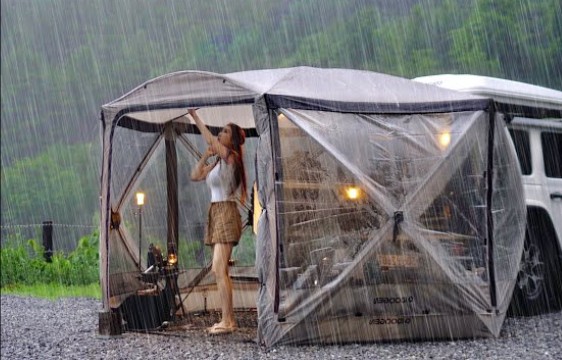 在持续两天的暴雨中露营，啤酒配泡面，不说话，夜晚听着雨声入睡，很放松