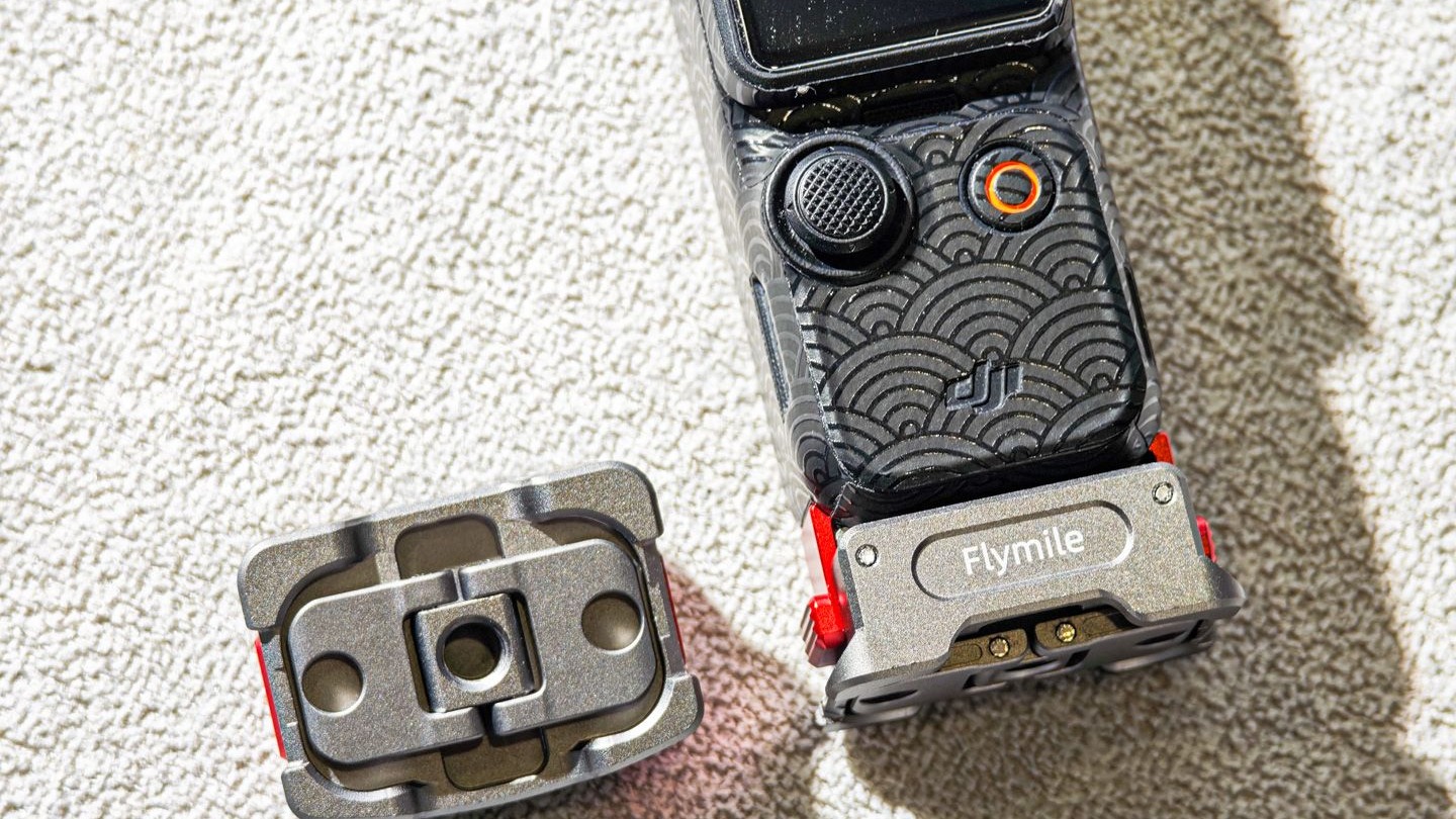 超越 BRDRC 总算是做到了四合一接口！ FlyMile 为 Pocket 3 设计的多功能充电固定底座