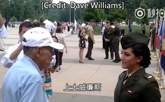 美国老兵向自己刚军校毕业的少尉孙女行第一次敬礼