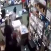 抢完奢侈品店抢药店！美国一药店遭哄抢：几十人一拥而入，抱着整箱的药品离开