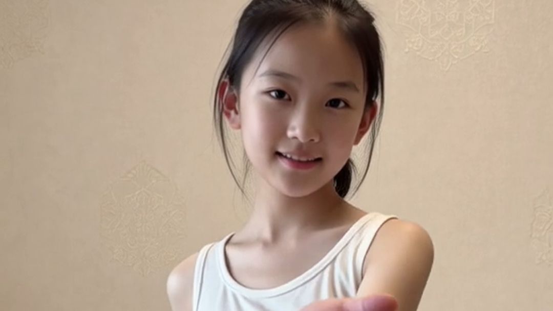 小女孩手势舞64