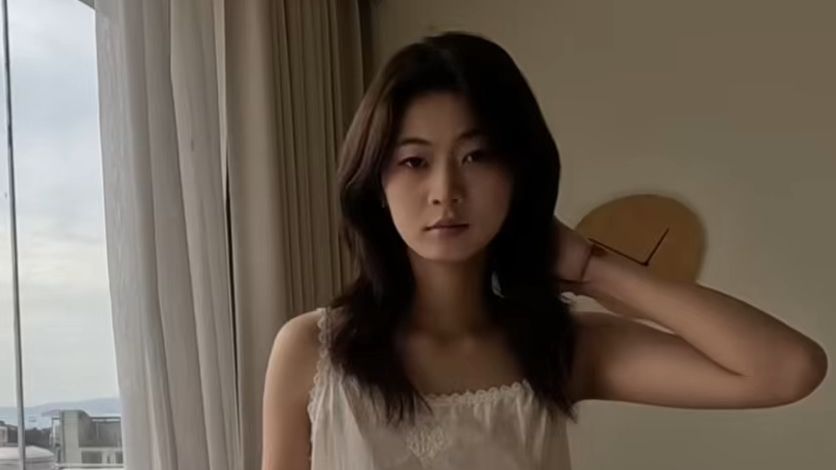 可爱的大学生小艺展示夏季吊带连衣裙