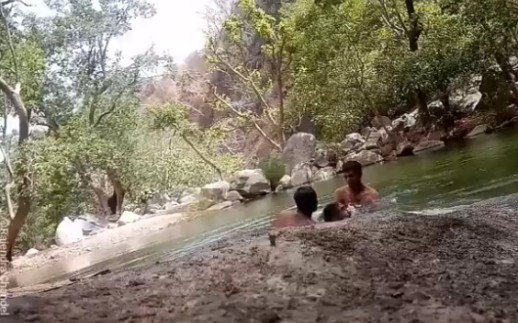 镜头捕捉到印度三名男子在水中玩耍时溺水死亡