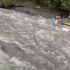 四川成都彭州龙槽沟附近突发山洪，多人被冲走。夏天玩水安全第一。