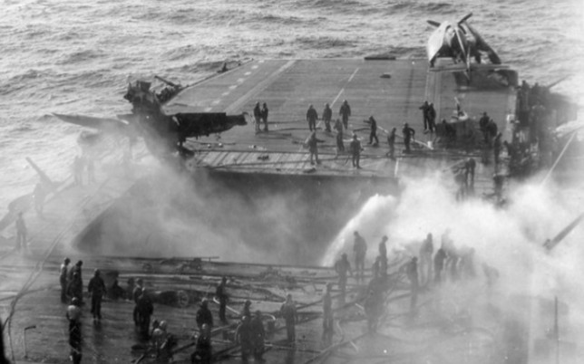 彩色影像）1945年5月14日，美军航母企业号遭受日军飞机自杀式攻击并 