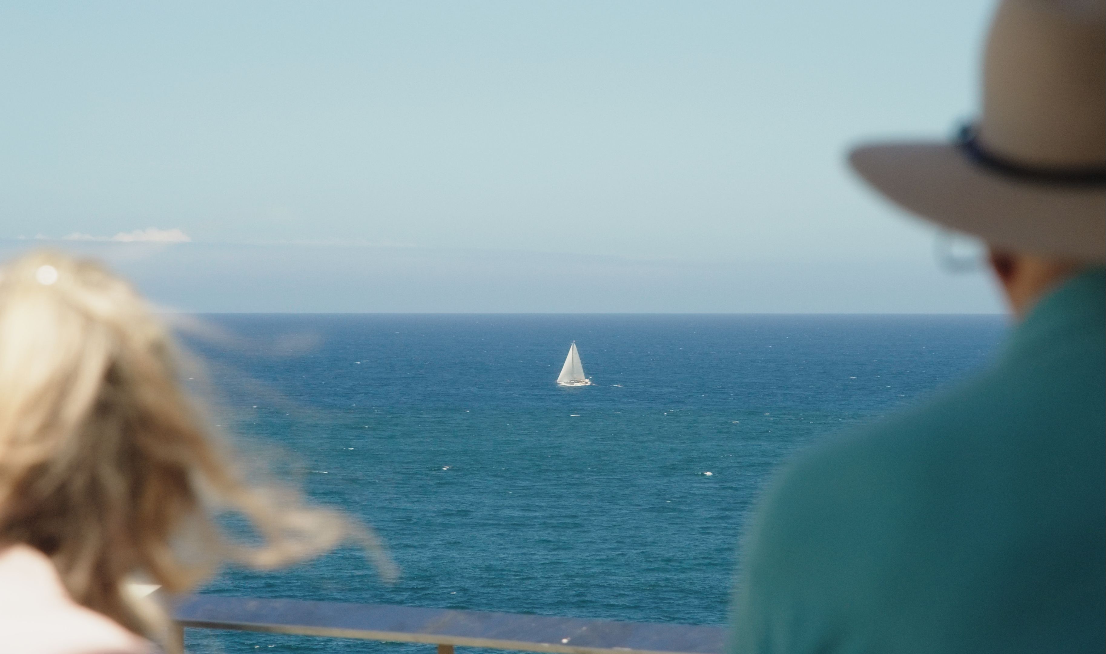 “像是一个蓝色的梦，忧郁而浪漫”