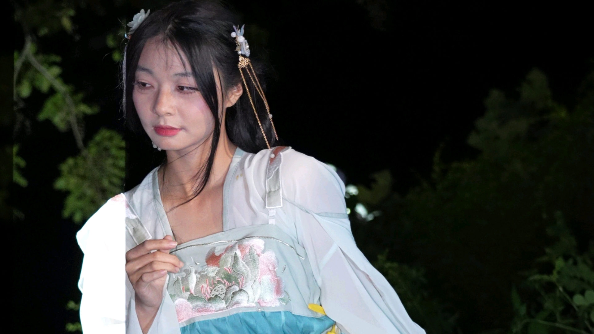 The ancient wind girl cos] fairy ethereal skirt to show off the long legs CICF night shooting