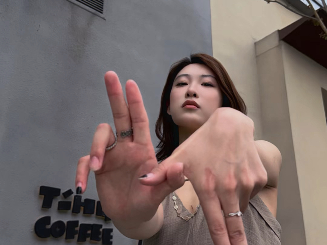 试问哪个姿势更好看更出片？