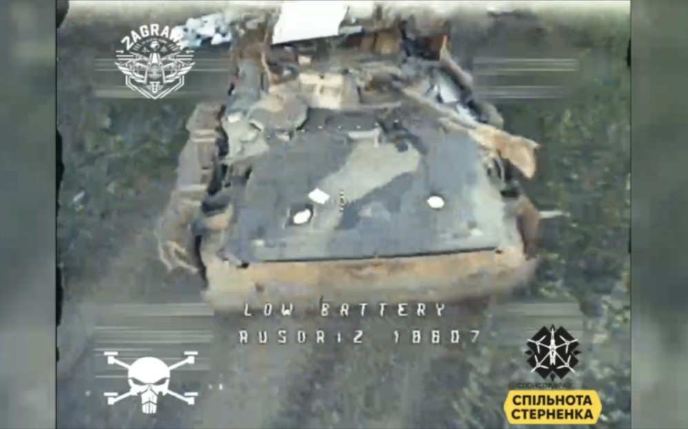 用你的无人机摧毁了另一辆俄罗斯BMD，飞行骷髅的战士们把它炸得连炮塔都飞了