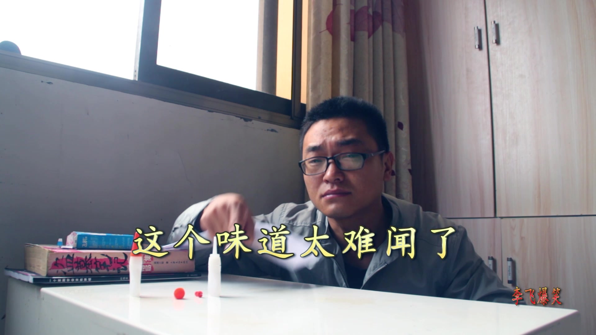 骚年作死挑战用502胶水封嘴巴,鼓鼓的好想笑_搞笑
