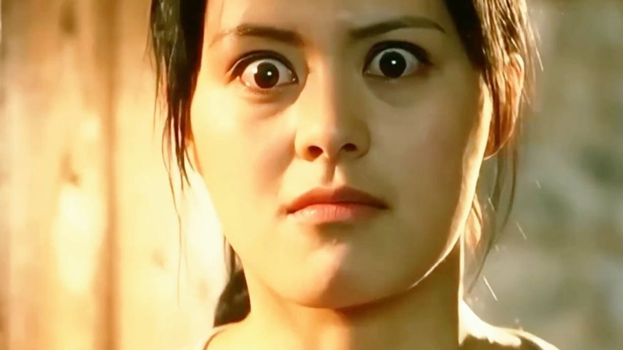 “漂亮老师到学生家做家访，不小心看见墙上的照片”《嫁给大山的女人》影视剪辑