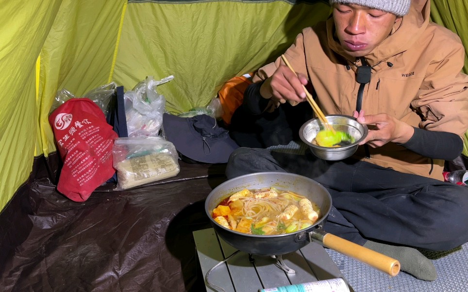 骑行流浪西藏，县城里找到一个毛坯房，煮牛肉火锅吃改善一下生活