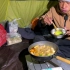 骑行流浪西藏，县城里找到一个毛坯房，煮牛肉火锅吃改善一下生活