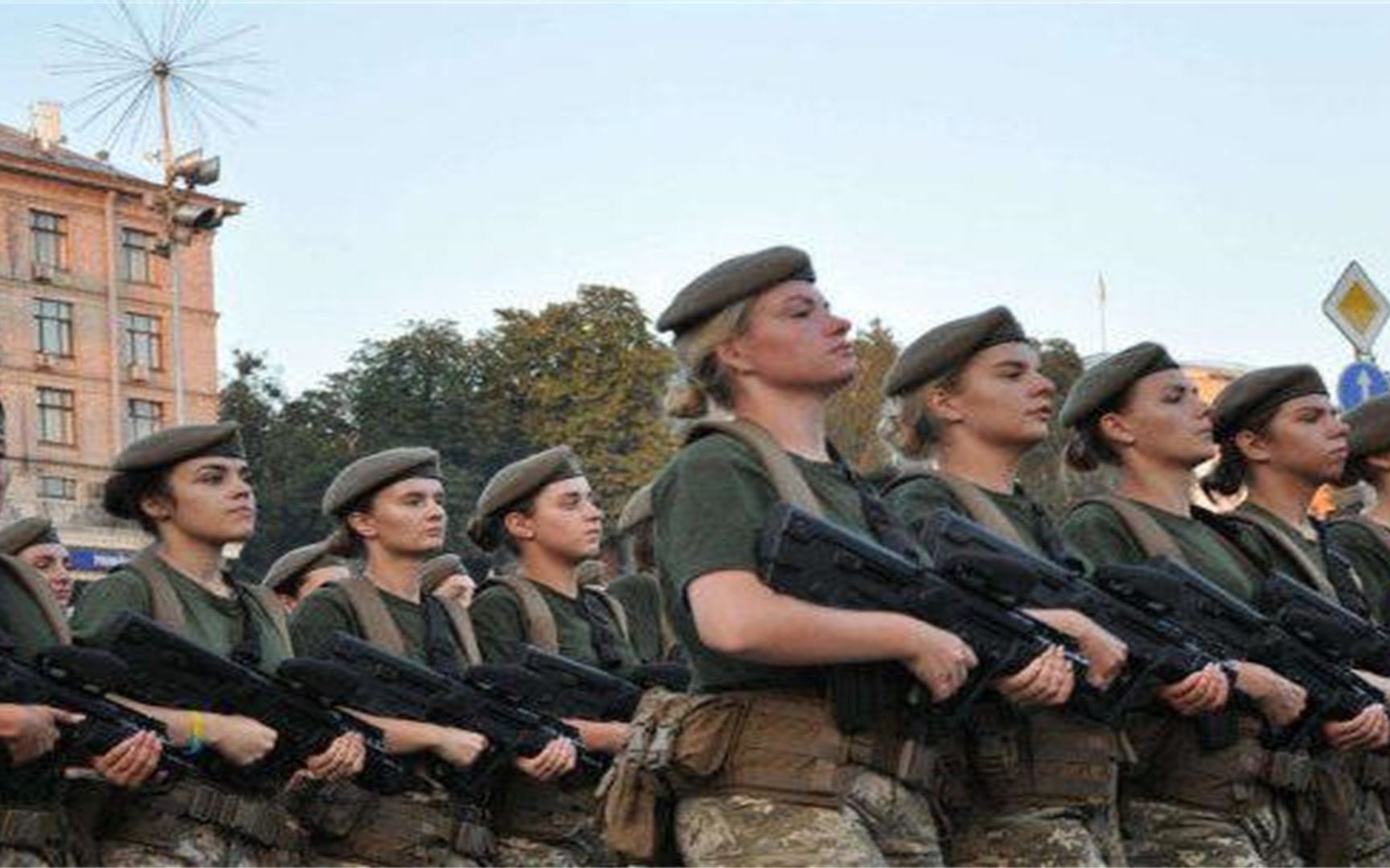 18岁以上女性全部参军，乌克兰女人穿上军装，俄感慨都是活靶子